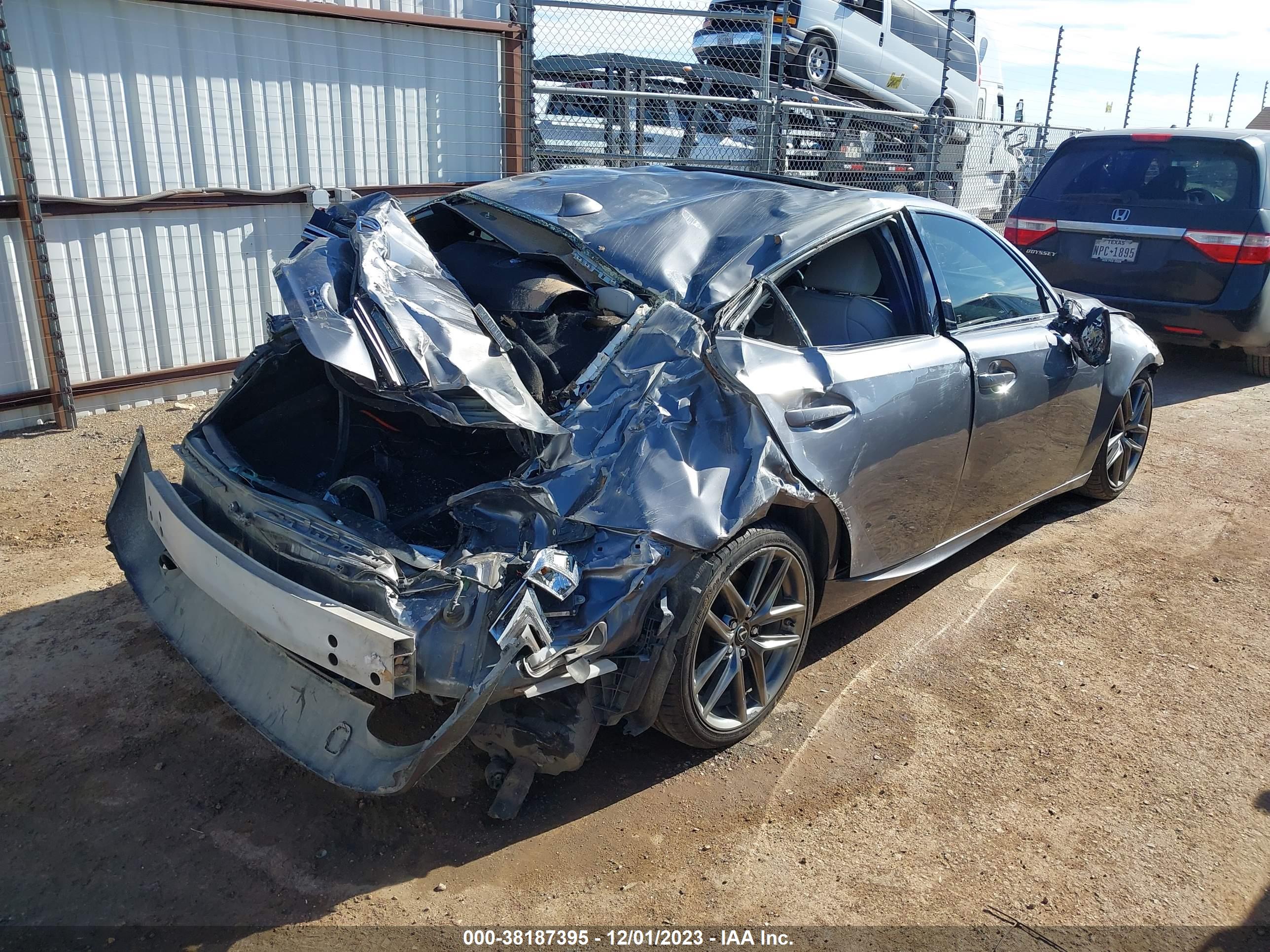 2016 LEXUS IS 200T — VIN JTHBA1D28G5008947 — photo 4