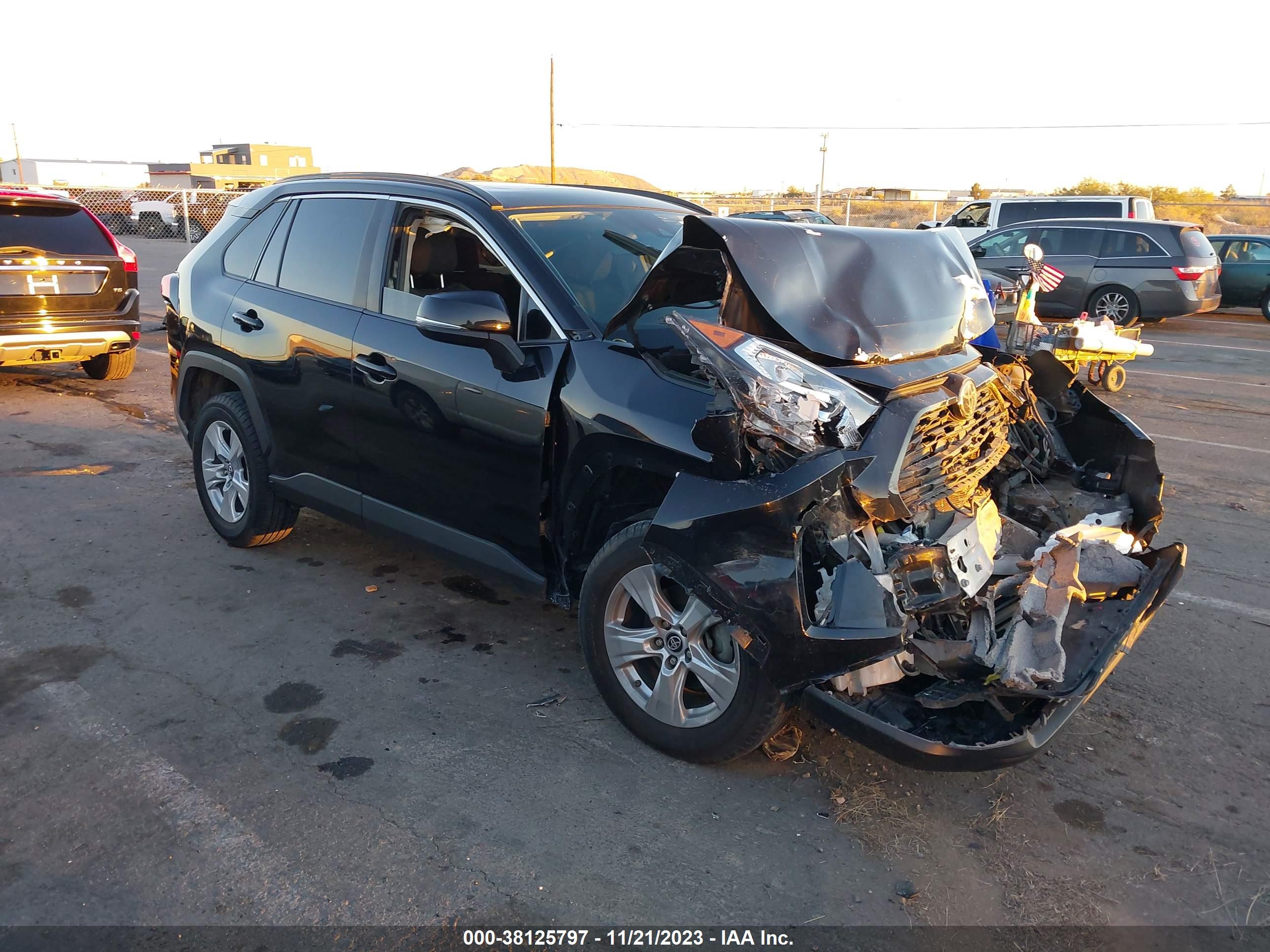 2019 TOYOTA RAV4 — VIN 2T3W1RFV0KW015725 — photo 1 of 15
