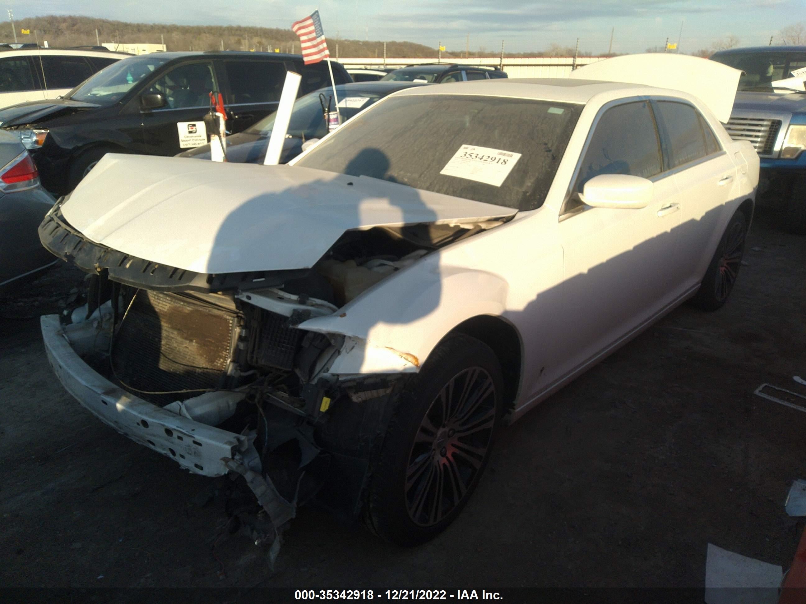 2013 CHRYSLER 300 — VIN 2C3CCABG4DH697103 — photo 2