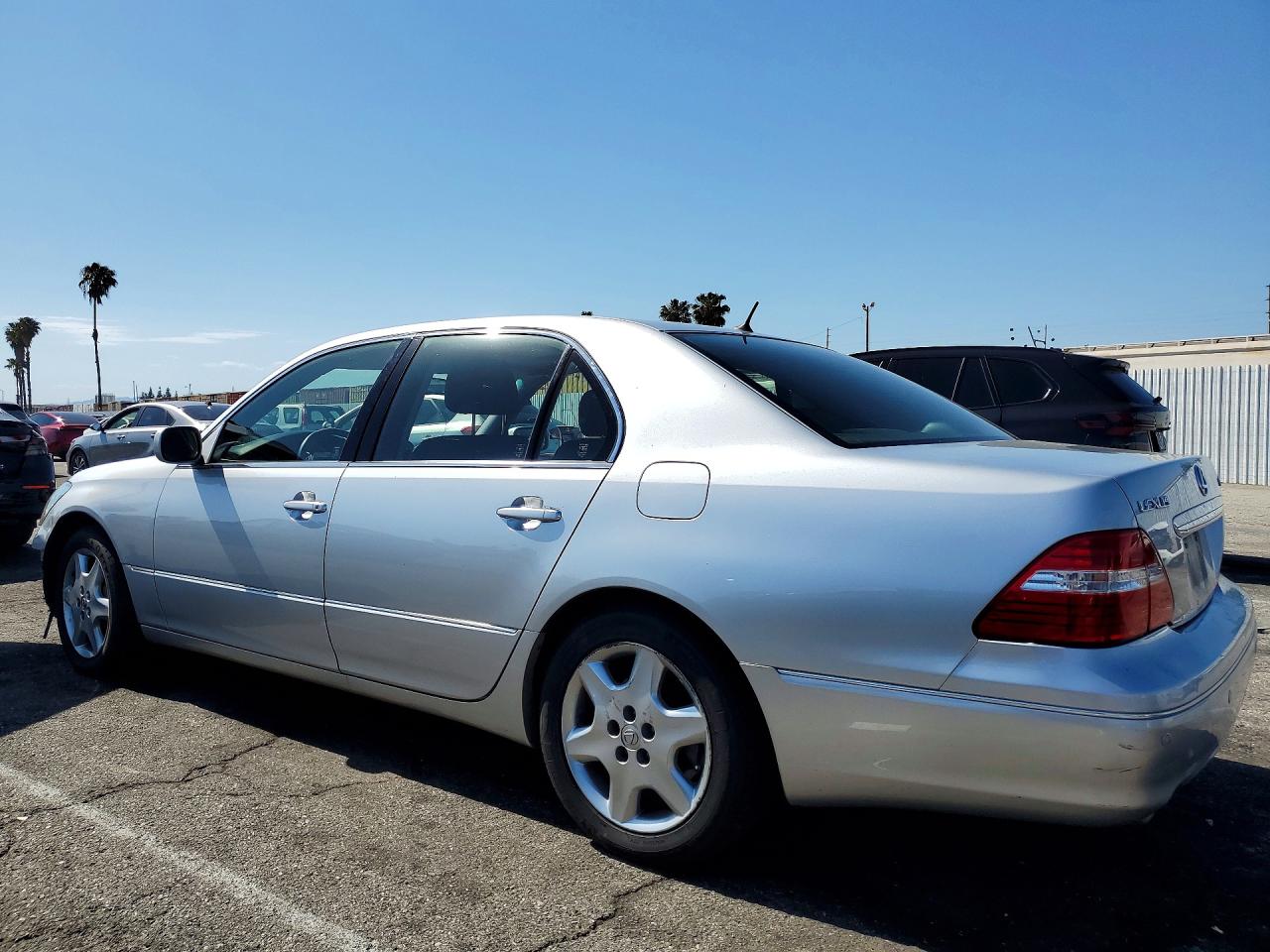2004 LEXUS LS — VIN JTHBN36F840134508 — photo 2